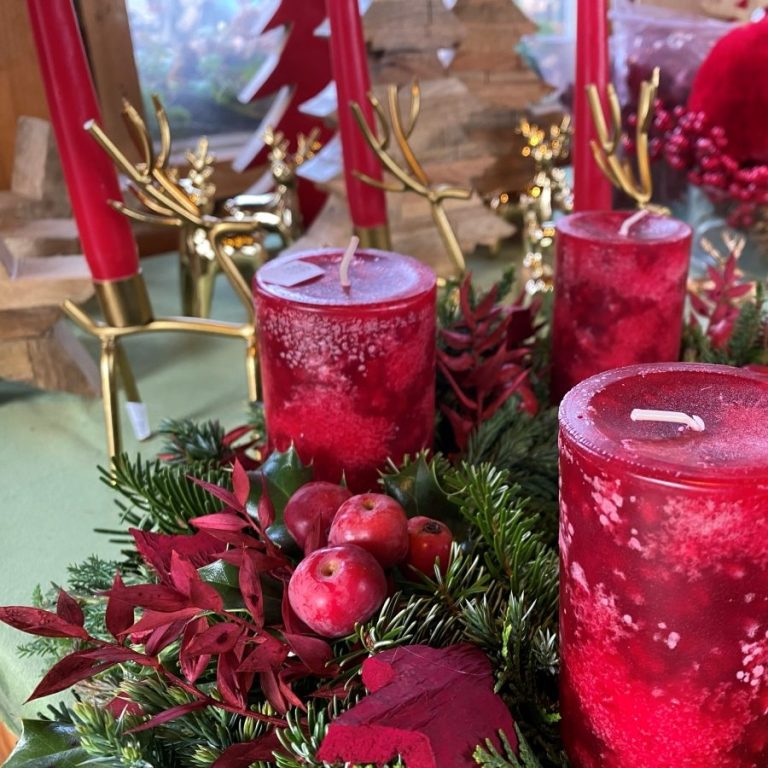 "tradiotionell-geschmückter-Adventskranz-in-rot"