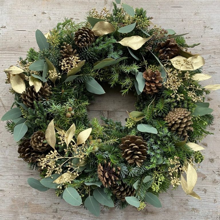 "liebevoller-Türkranz-mit-goldenem-Eukalyptus-und-Zapfen"